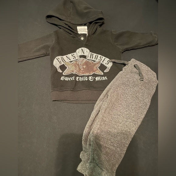 Baby 2pc Guns N' Roses Long Sleeve
Fleece Pullover and Jogger Set -Black - Picture 2 of 8